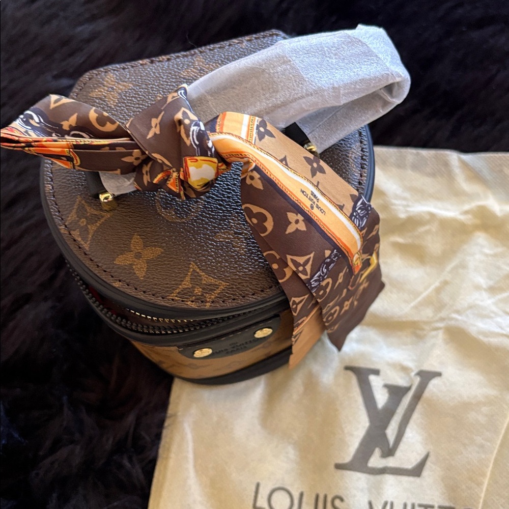 Louis Vuitton Brown Monogram Mini Vanity Case with Black Trim and Gold Hardware - Picture 4 of 8
